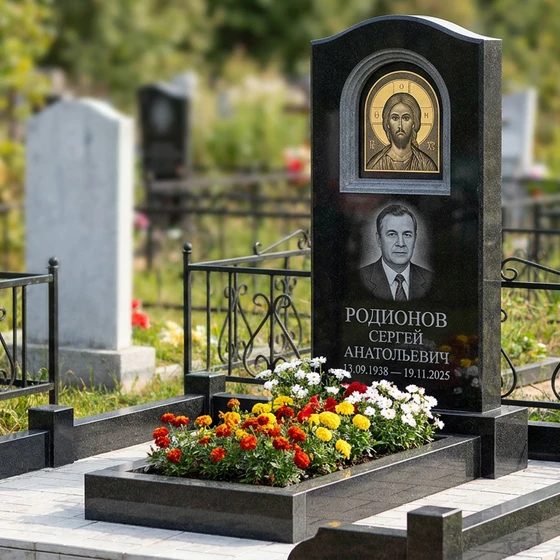 Памятник с иконой Христа из габбро-диабаза с арочной нишей