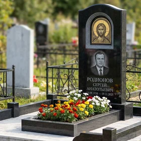 Памятник с иконой Христа из габбро-диабаза с арочной нишей
