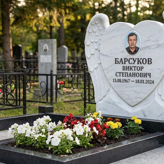 Мемориал с сердцем и парящими крыльями из белого мрамора