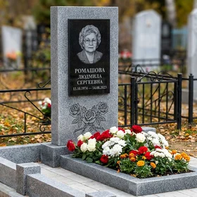Памятник с розой из мансуровского гранита с портретом