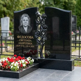 Памятник с розой из черного габбро-диабаза с двойной стелой