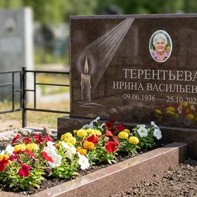 Памятник с лучом света и свечой из дымовского гранита с портретом