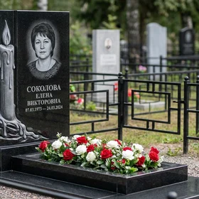 Памятник со свечой из габбро-диабаза с портретом