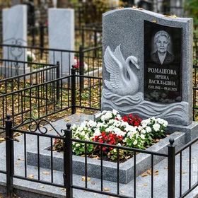 Памятник с лебедем и волнами из мансуровского гранита