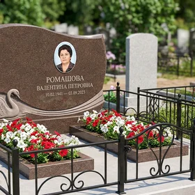 Памятник с лебедем из дымовского гранита с портретом