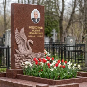Памятник с лебедем из лезниковского гранита с глубокой фрезеровкой