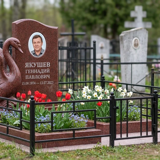 Памятник с лебедем из лезниковского гранита с распростертыми крыльями