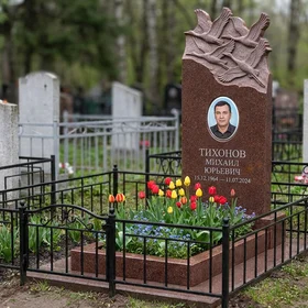 Памятник с журавлиным клином из лезниковского гранита с портретом