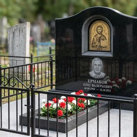 Памятник с иконой христа из черного габбро-диабаза с аркой