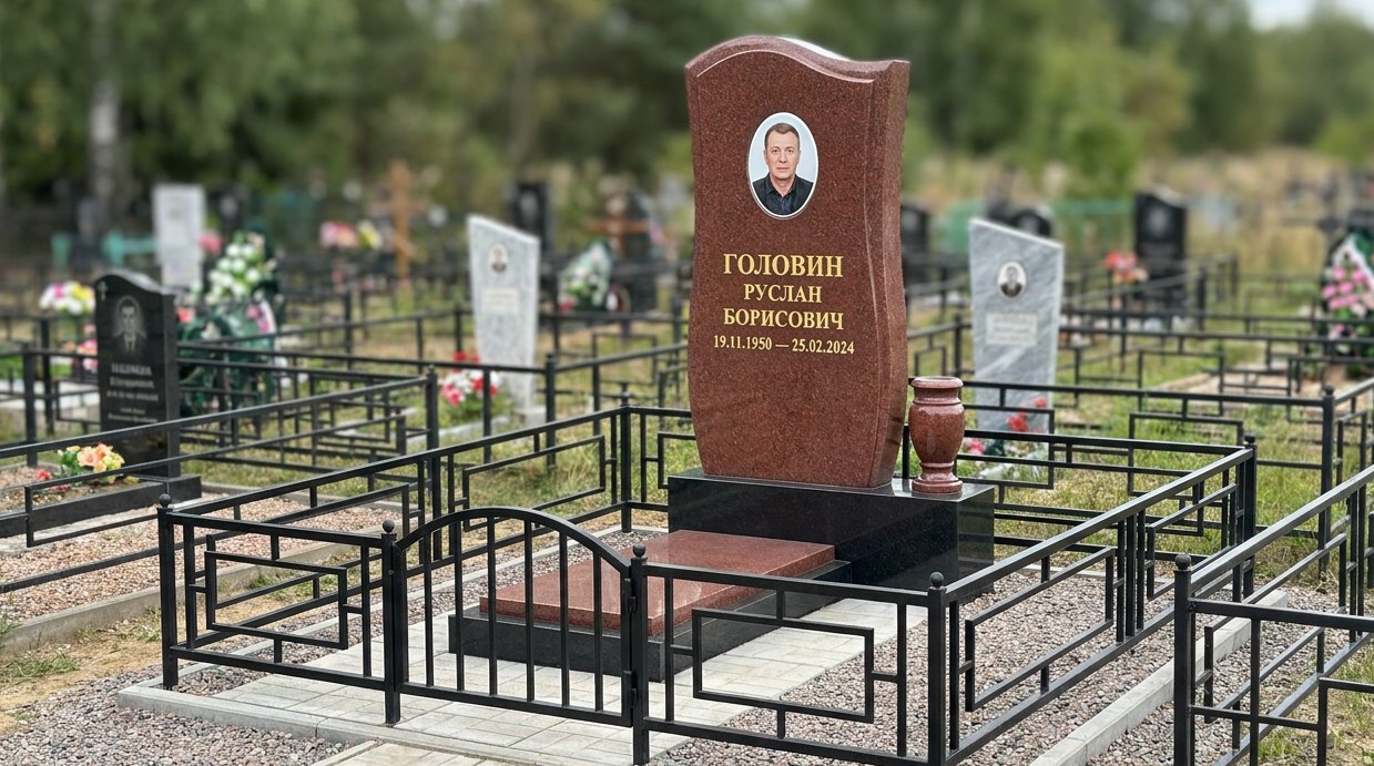Пример дизайна: Комбинированный памятник с резной стелой и портретом — фото и цена