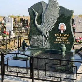 Гранитный памятник с резным журавлём и грузовиком