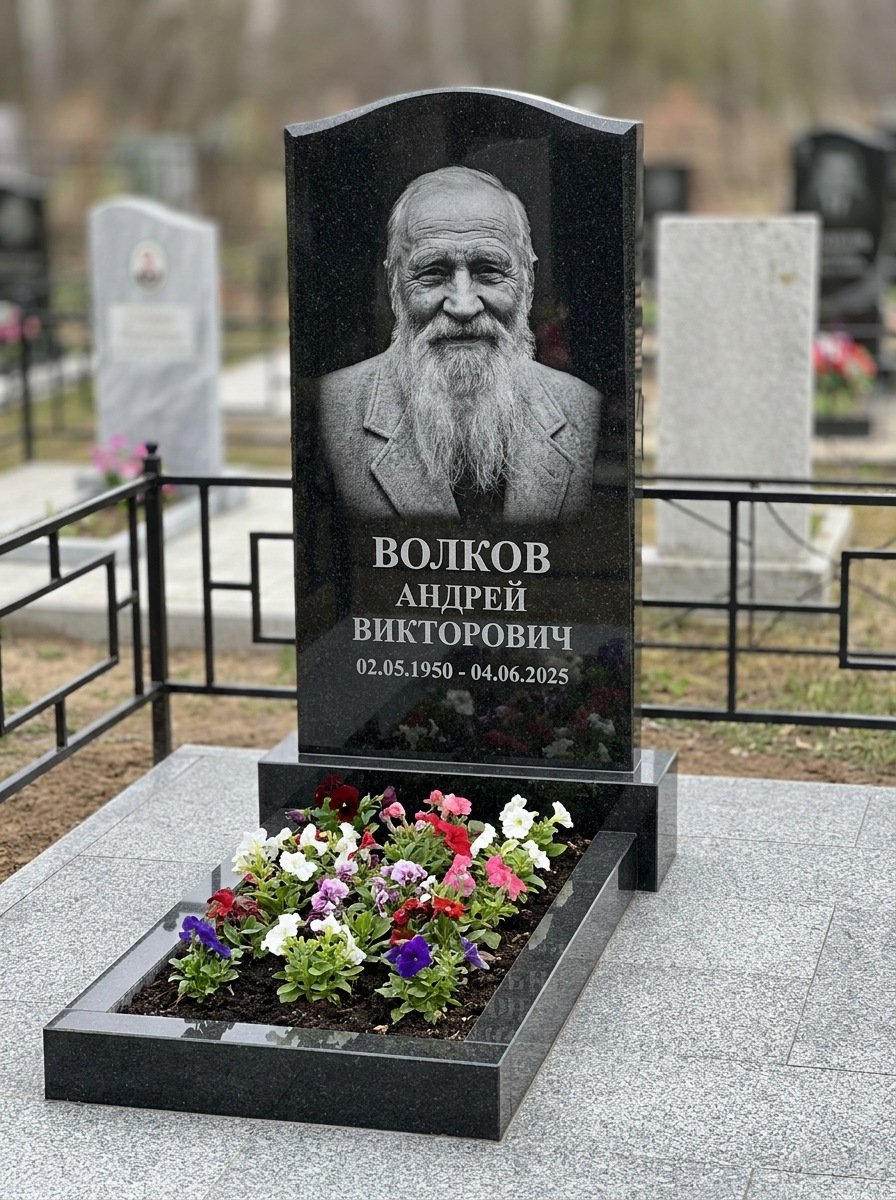 Портрет на памятнике в Новом Уренгое — Старый снимок восстановили, портрет по грудь — гравировка